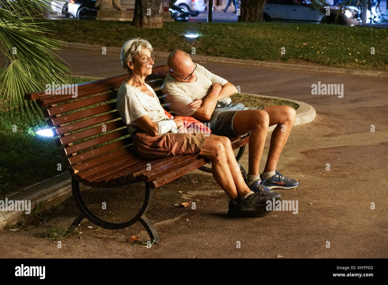Monaco Frankreich 16 August 2017: obdachlose Paar. der mensch ist auf einer Parkbank schläft in der Stadt Stockfoto