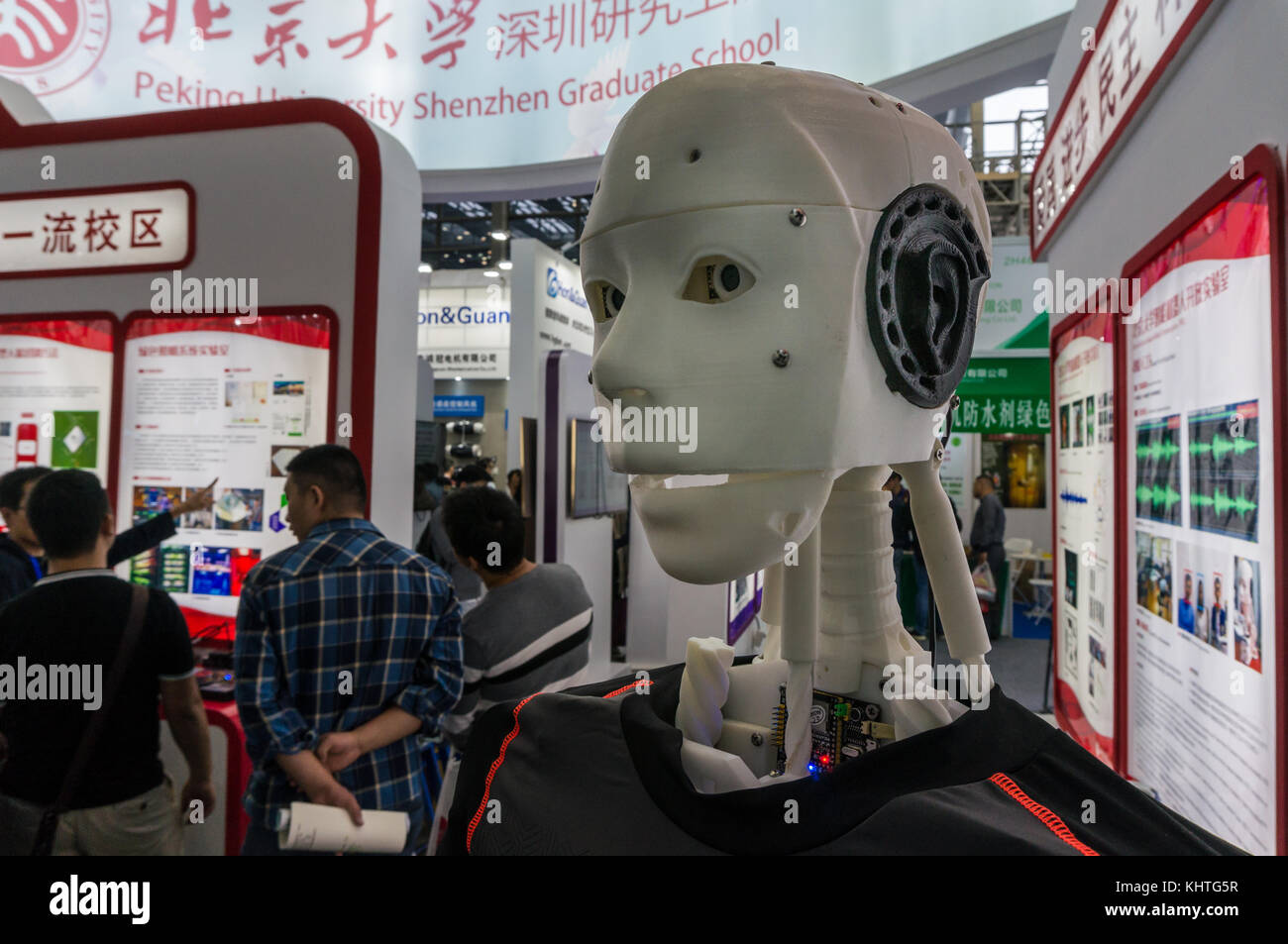 Humanoide Roboter entwickelt, die von den chinesischen Studenten auf Anzeige in Shenzhen, China Stockfoto