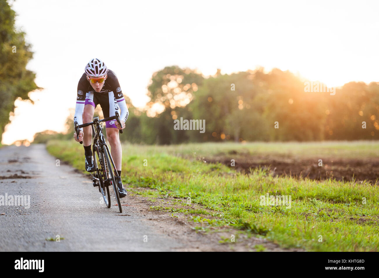 Joel Lewis, am frühen Morgen training ride bei Sonnenaufgang. Stockfoto