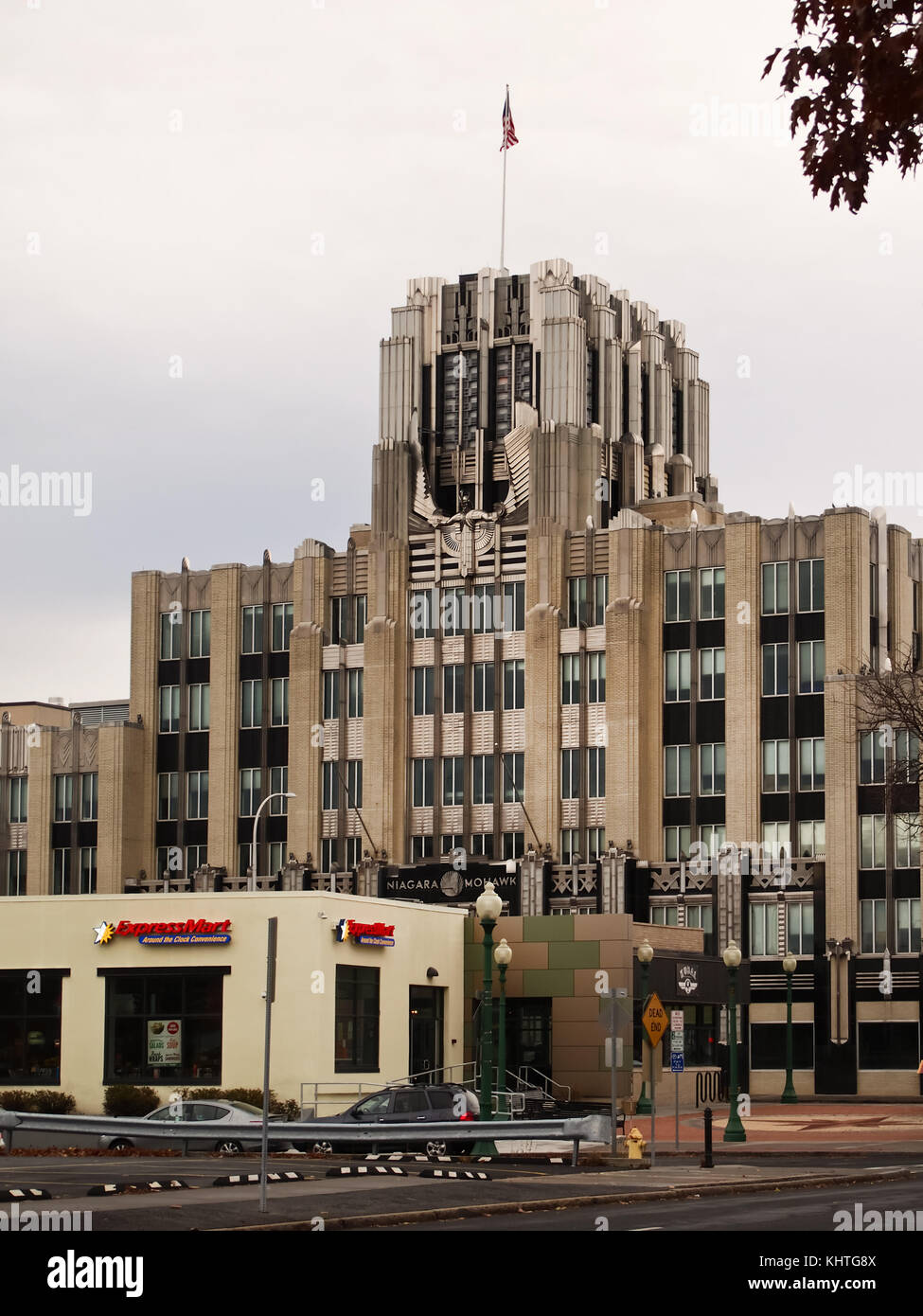 In Syracuse, New York, USA, 18. November 2017. Blick auf den Niagara Mohawk Gebäude von Clinton Street in der Innenstadt von Syracuse, New York. Stockfoto