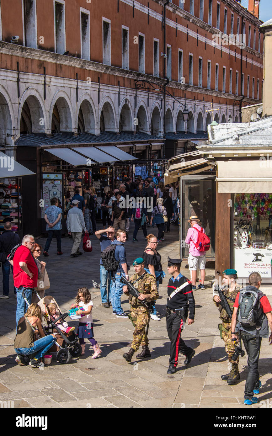 Ruga dei oresi mit Käufern, Carabinieri und militärpatrouille Stockfoto