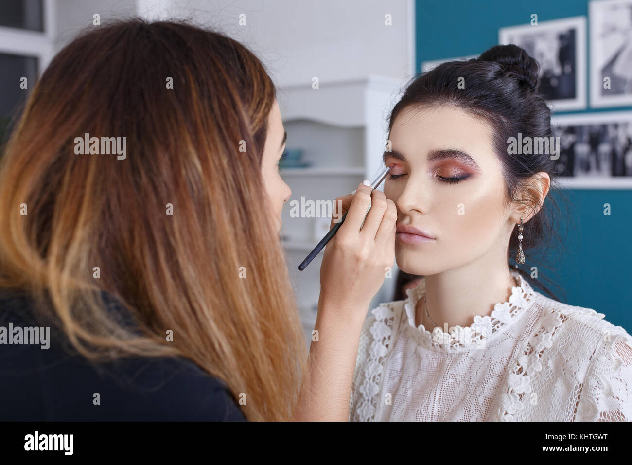 Make-up-artist Schatten auf dem Augenlid anwenden Stockfoto