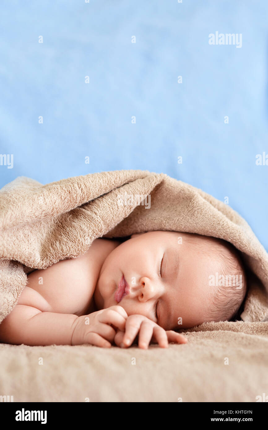 Schlafen neugeborenen Jungen Stockfoto