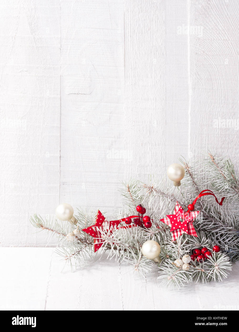 Tanne Zweig mit Weihnachtsschmuck auf weißen Holzmöbeln im Landhausstil Hintergrund mit Kopie Platz für Text. Stockfoto