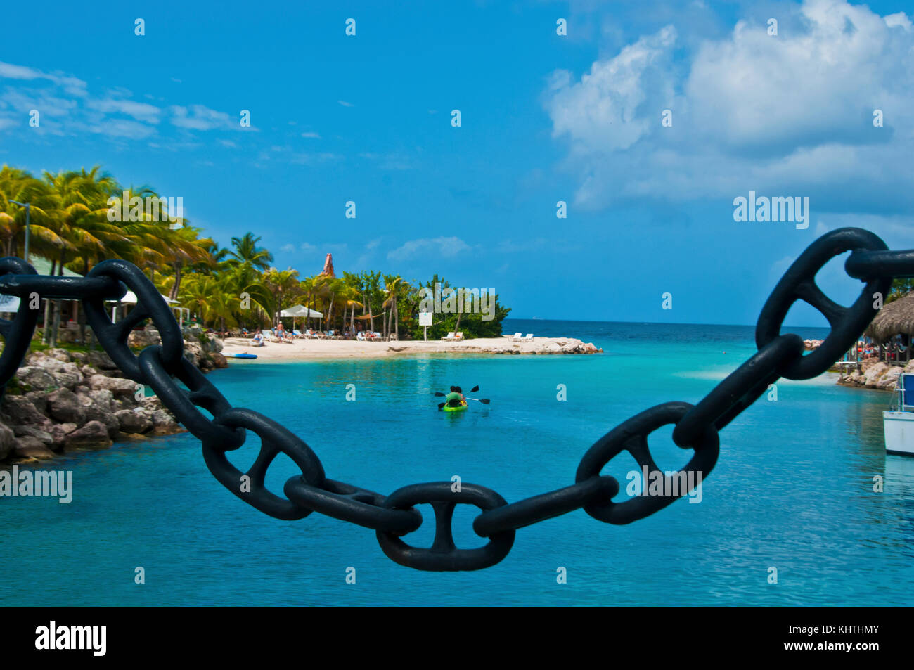 Zu Fuß über die Pier in Aruba Karibik blau Skye und blaues Wasser Stockfoto