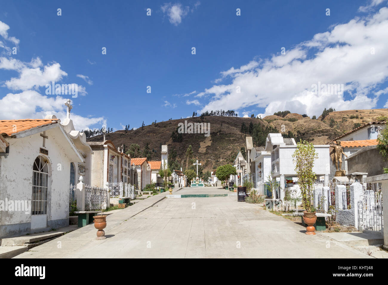 Huaraz, Peru - 01. Oktober 2015: ausgerichtet Gräber auf dem lokalen Friedhof Stockfoto