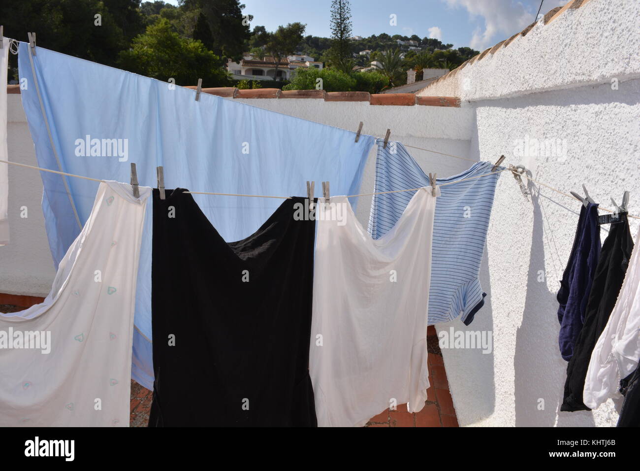 Wäscheservice Tag. Waschen hängen auf der Linie, das Trocknen in der Sonne Stockfoto