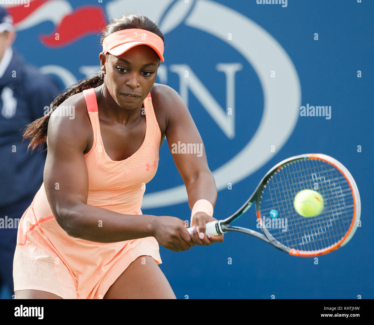 Die US-amerikanische Tennisspielerin SLOANE STEPHENS (USA) hat bei der US Open 2017 Tennis Championship in New York City einen Rückhandschuss im Einzelspiel der Frauen getroffen. Stockfoto