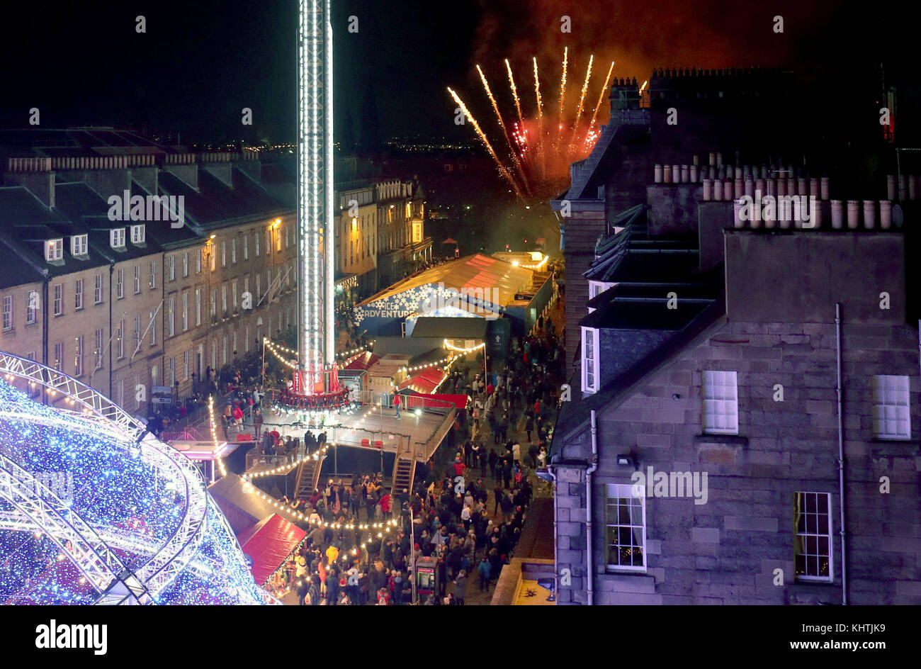 Feuerwerke sind oberhalb von Edinburgh George Street setzen den Beginn der Weihnachtszeit in der Hauptstadt zu markieren. Stockfoto