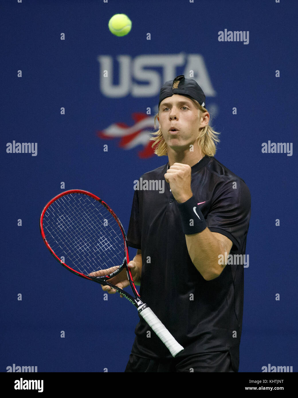 Der kanadische Tennisspieler DENIS SHAPOVALOV (CAN) feiert den Spielpunkt der US Open 2017 Tennis Championship in New York City, New York State, USA Stockfoto