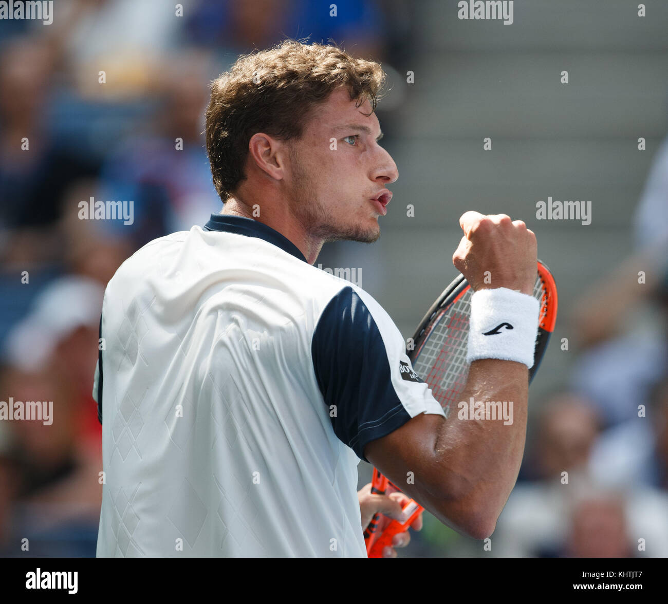 Der spanische Tennisspieler PABLO CARRENO BUSTA (ESP) macht beim feierlichen Match Point bei der US Open 2017 Tennis Championship, New York CI, eine Faust und jubelt Stockfoto