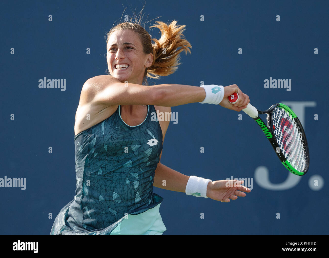 Petra martic cro croatian tennis spielt vorhand -Fotos und -Bildmaterial in  hoher Auflösung – Alamy