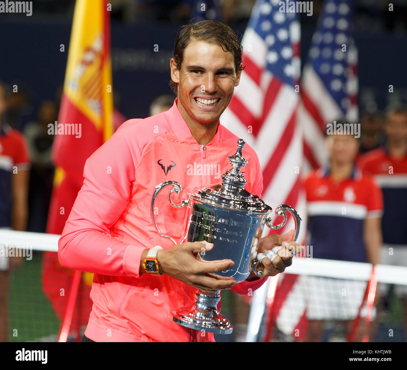 Spanischer Tennisspieler Rafael Nadal wirft mit der WM-Trophäe während der Trophy Zeremonie nach singles die Männer finale Match, US Open 2017 10 Stockfoto