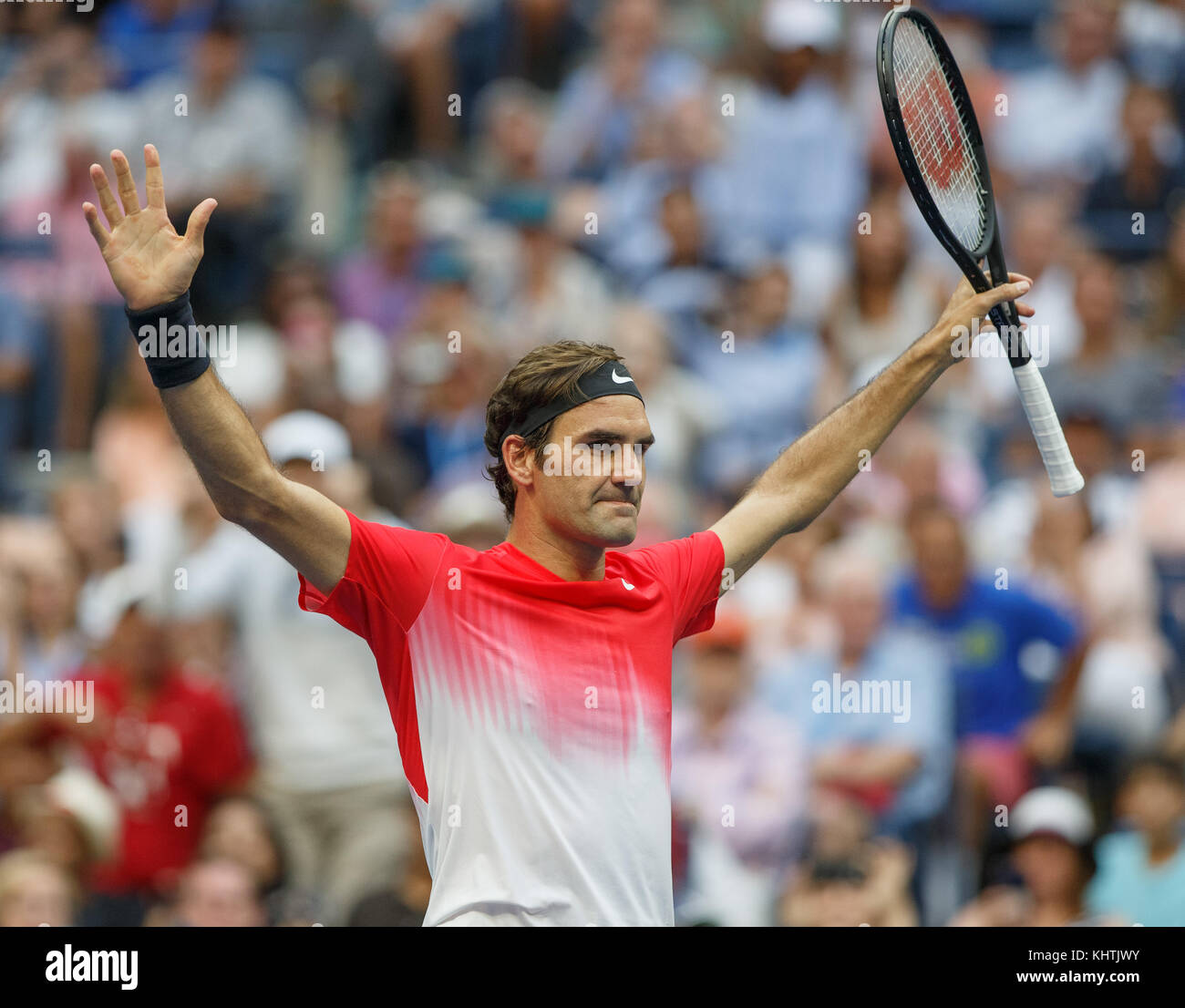 Der Schweizer Tennisspieler ROGER FEDERER (SUI) jubelt nach seinem Sieg bei der US Open 2017 Tennis Championship in New York City, New York State, USA. Stockfoto