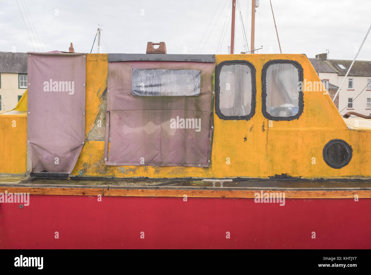 Kleines Segelboot in hellen Farben, Liegeplatz am Kingholm Quay Hafen am Fluss Nith, Südwesten Schottlands. Stockfoto