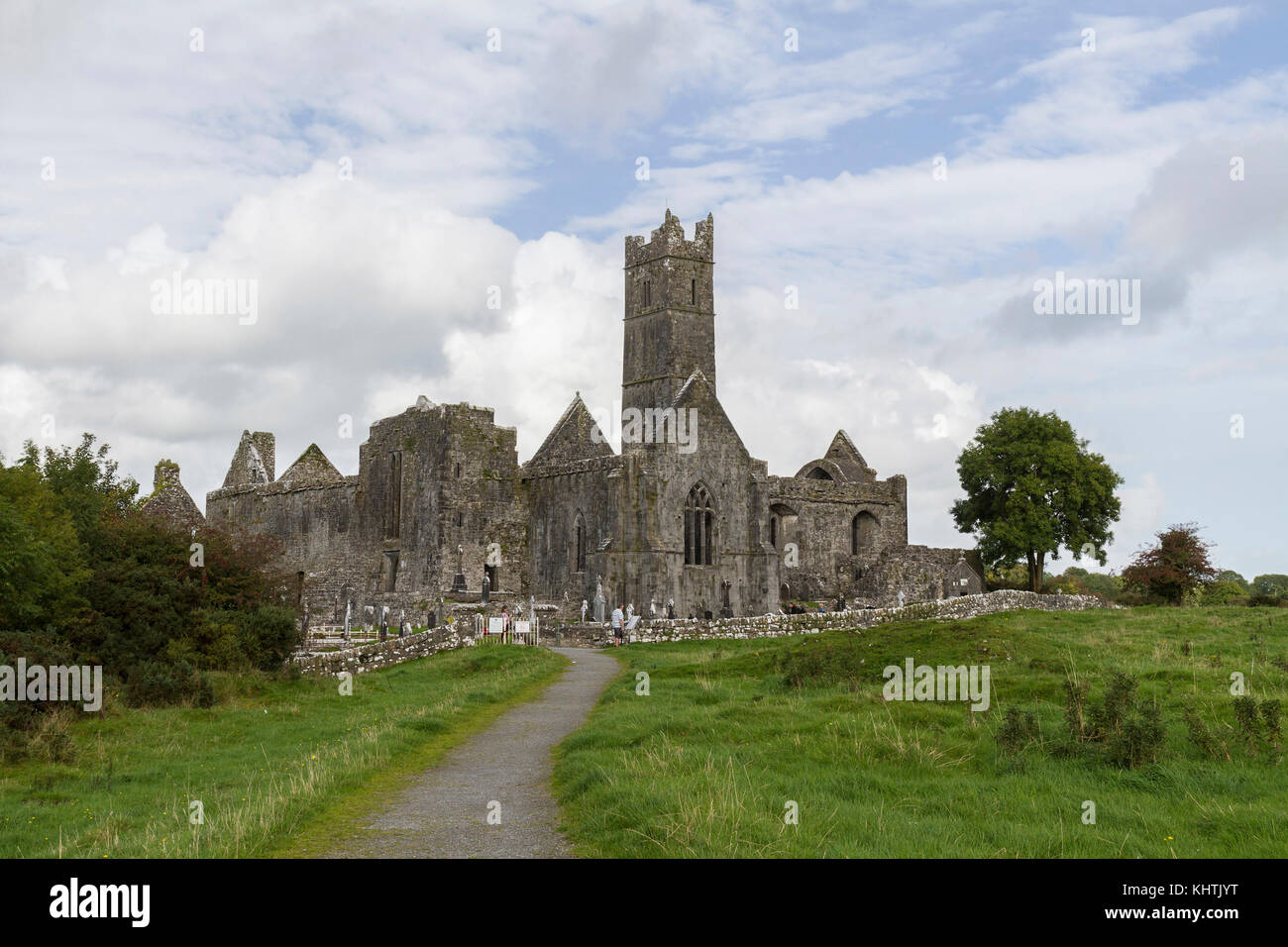 Bekannt als Quin Abbey, dieses alte Kloster in County Clare, Irland ist eines der besten Ruinen aus dem 12. Jahrhundert erhalten. Stockfoto