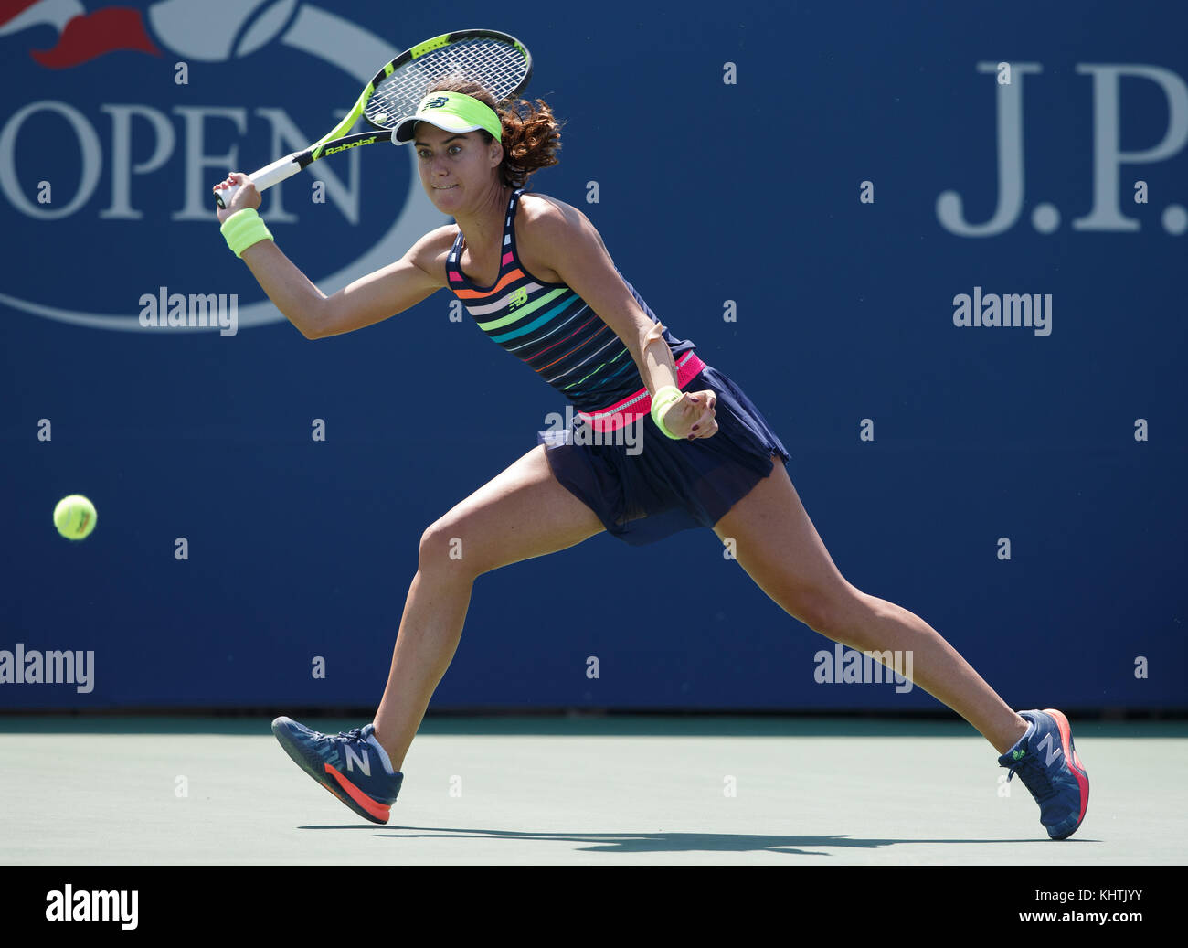 Rumänische Tennisspieler sorana cirstea (ROU) schlägt eine Vorhand Schuß während der Frauen singles Match bei den US-Open 2017 Tennis Meisterschaft, New York City, n Stockfoto