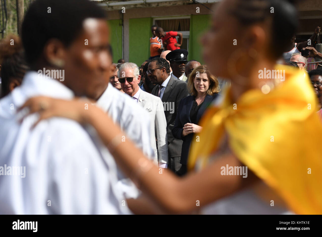 Der Prinz von Wales, zusammen mit dem internationalen Entwicklungsminister Penny Mordaunt, beobachtet Tänzer, bevor er Bewohner im Dorf Pichelin in der Dominikanischen Republik trifft, während er seine Tour durch die von Hurrikanen heimgefürten karibischen Inseln fortsetzt. Stockfoto