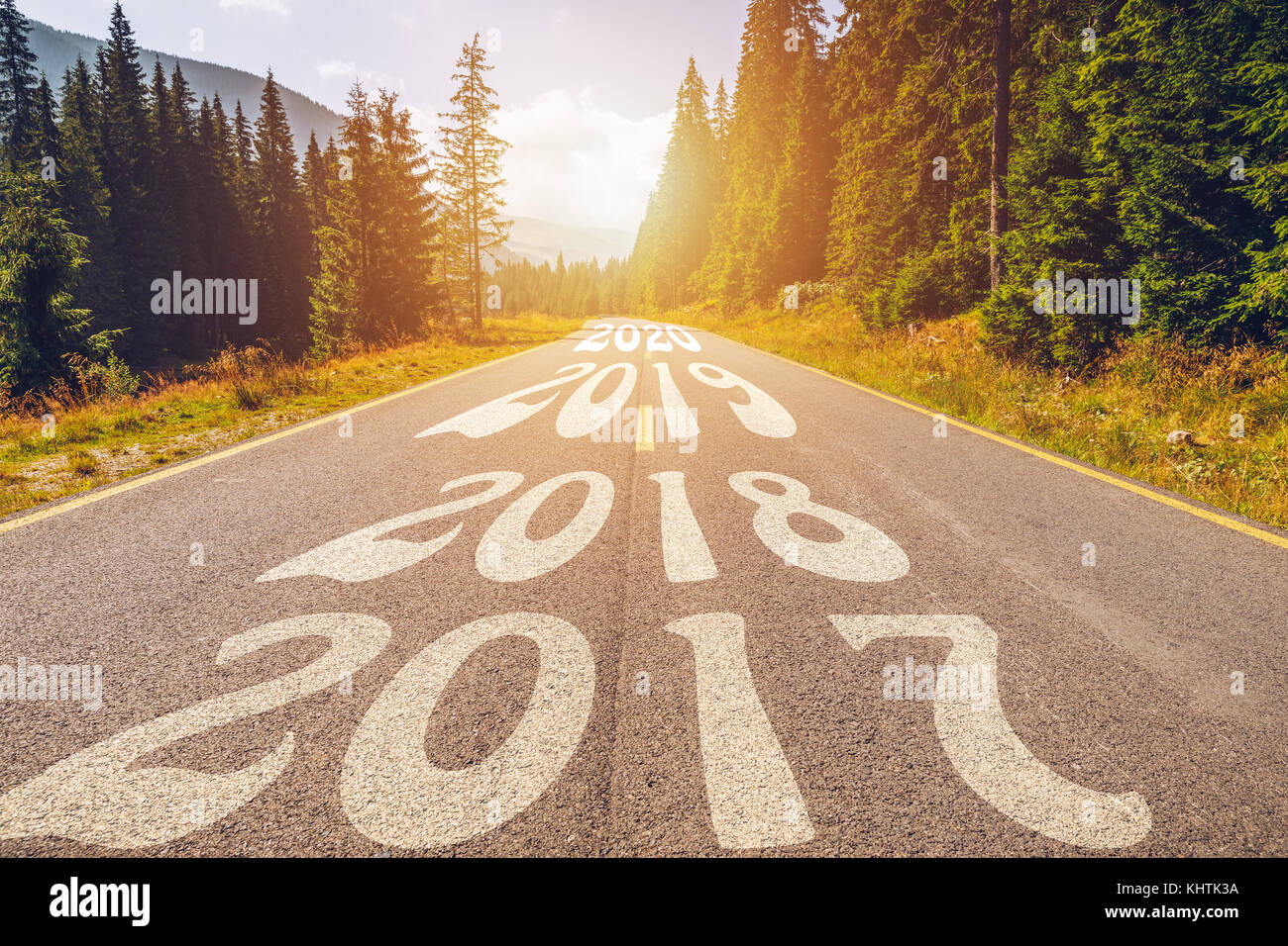 Leere Asphaltstraße und Neues Jahr 2018, 2019, 2020 Konzept. Fahren auf eine leere Straße in den Bergen kommende 2018, 2019, 2020 und hinter ol Stockfoto
