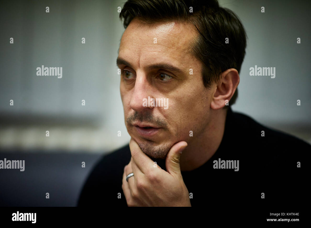 Gary Neville arbeitet mit Salford University sind die Studenten ihre Arbeiten in seinem Hotel Fußball in Stretford, Manchester, zu präsentieren. Stockfoto