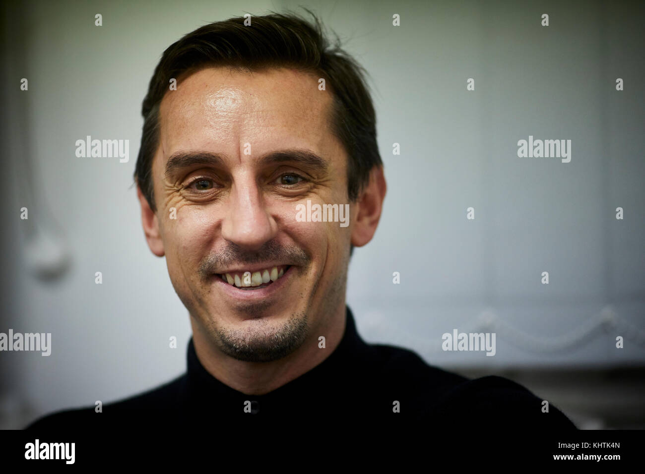 Gary Neville arbeitet mit Salford University sind die Studenten ihre Arbeiten in seinem Hotel Fußball in Stretford, Manchester, zu präsentieren. Stockfoto