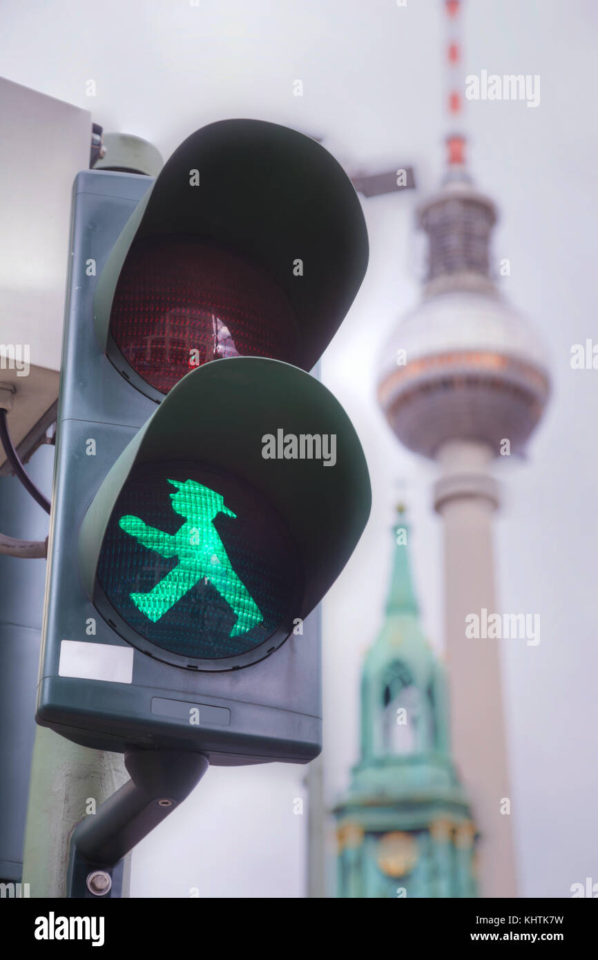 Berlin - 21. August: Grün zu Fuß Mann (ampelmann) auf die Ampel am 21. August 2017 in Berlin, Deutschland Stockfoto