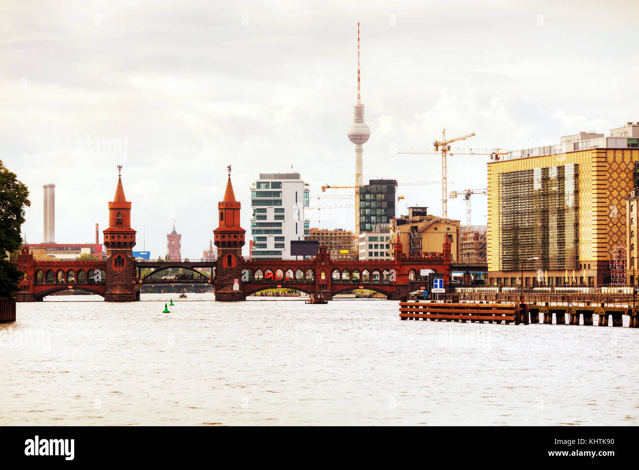 Berliner Stadtbild mit oberbaumbrücke am Abend Stockfoto