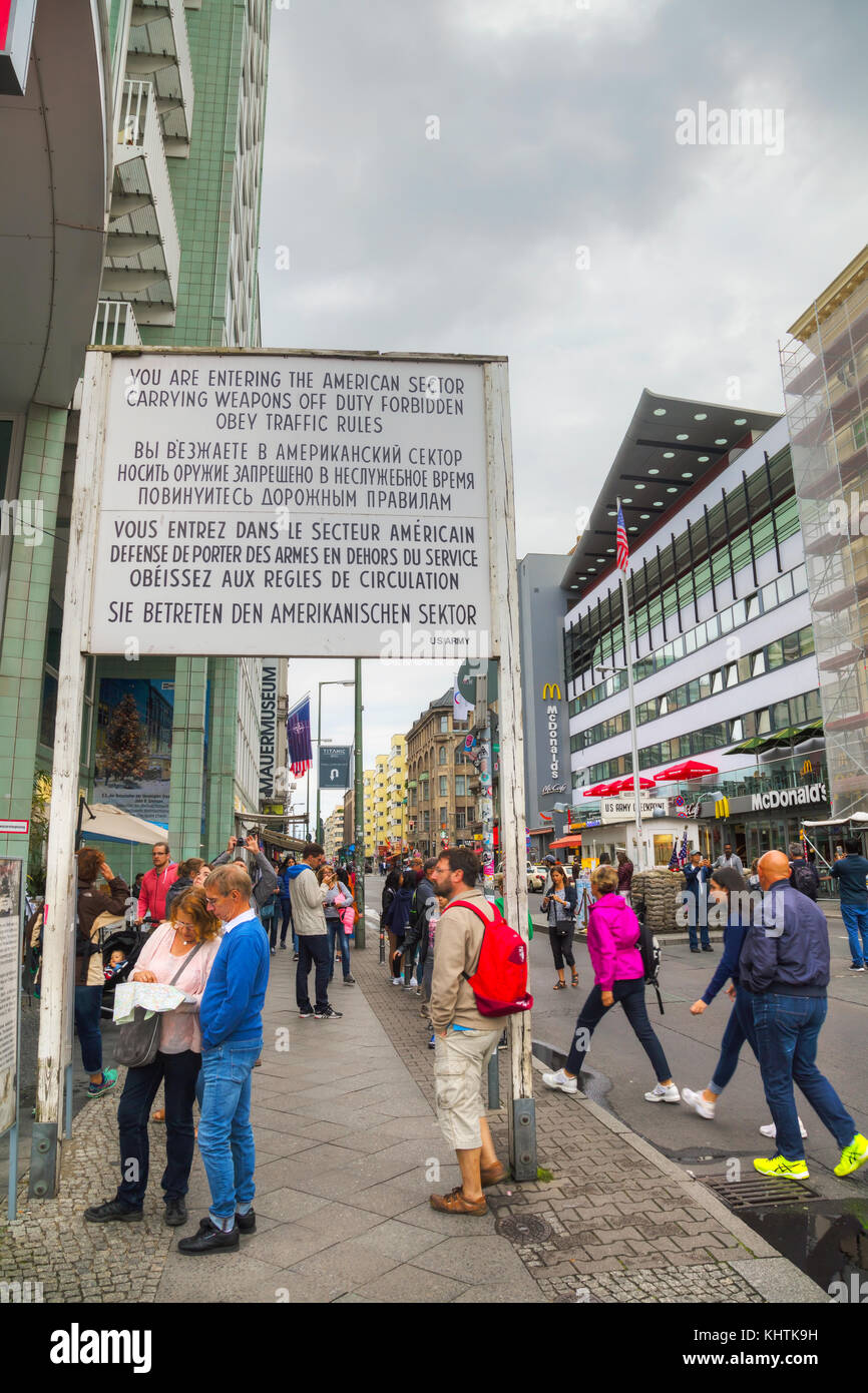 Berlin - August 21, 2017: historische Zeichen am Checkpoint Charlie am 21. August 2017 in Berlin, Deutschland. der Name, der von den westlichen Alliierten wurde Stockfoto