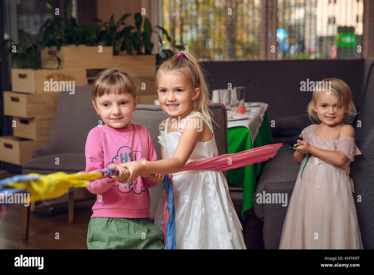 Kids pulling rope -Fotos und -Bildmaterial in hoher Auflösung – Alamy