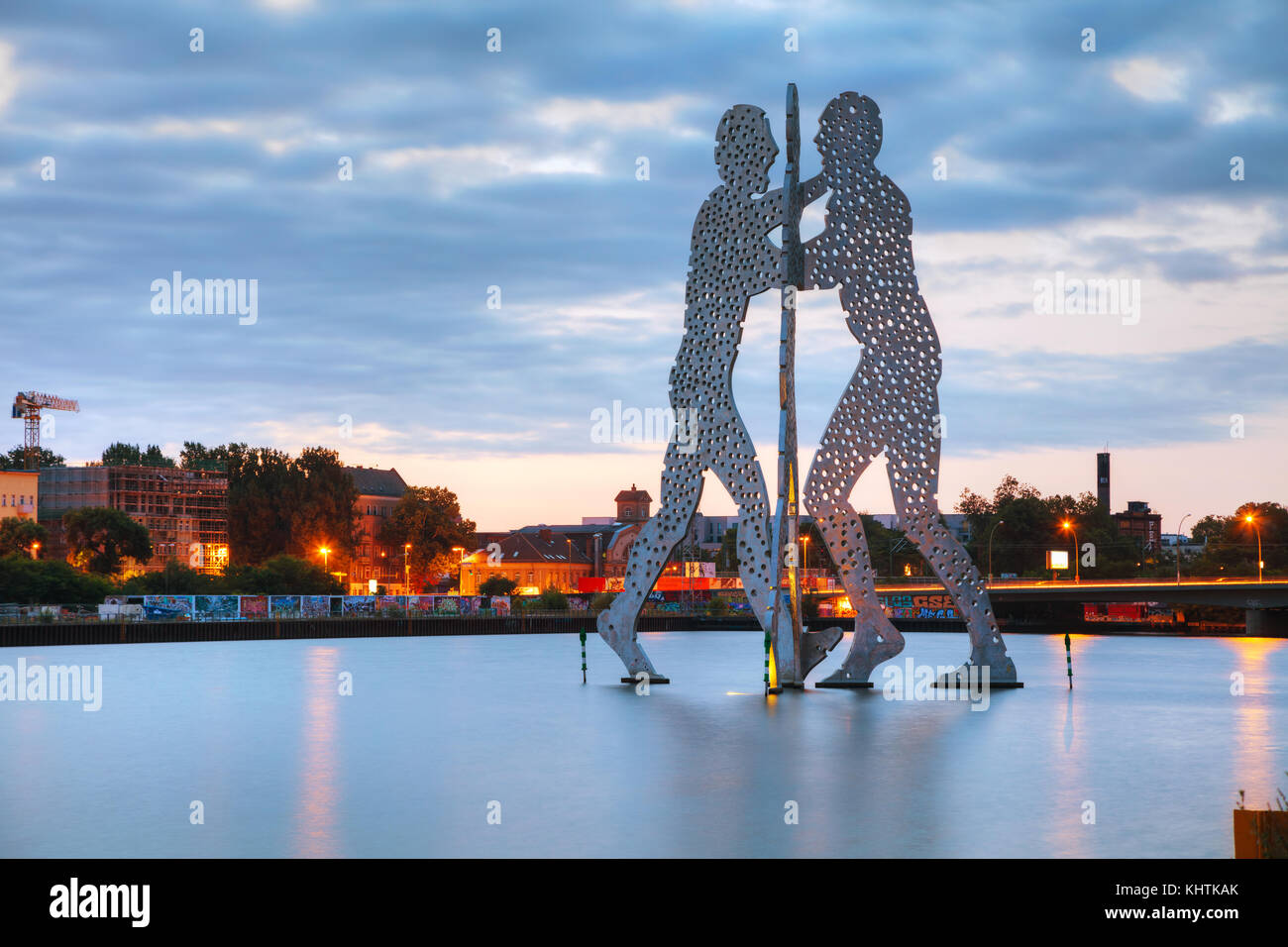 Berlin - 22. August 2017: molecul Mann Skulptur am 22. August 2017 in Berlin, Deutschland. Es ist einer in einer Reihe von Aluminium Skulpturen, entworfen von Ameri Stockfoto
