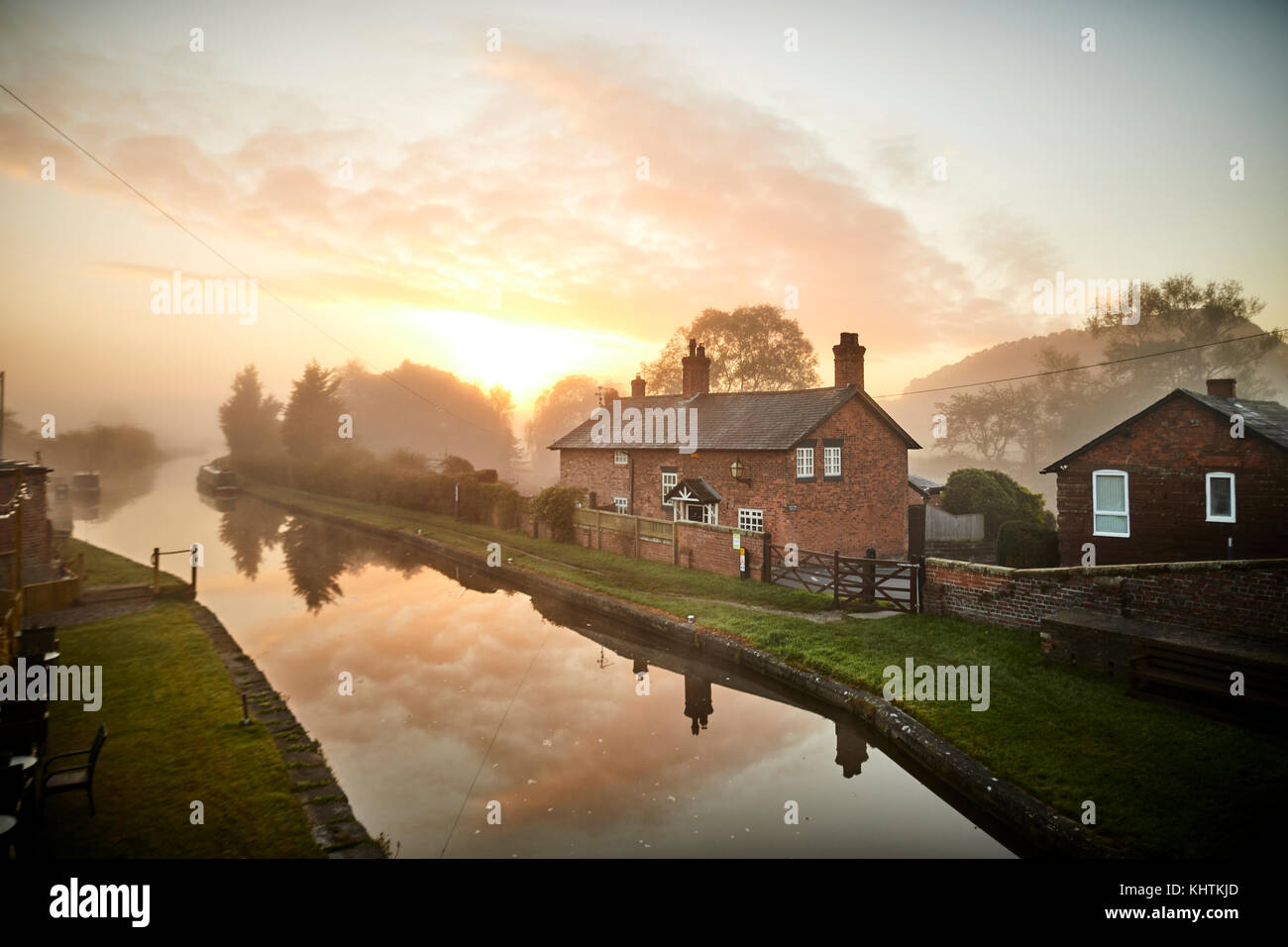 Herbst Nebel Nebel Cheshire, Tiverton, Tarporley. Narrowboats festgemacht an der Seite des schattigen Eiche Pub auf dem Shropshire Union Canal Stockfoto