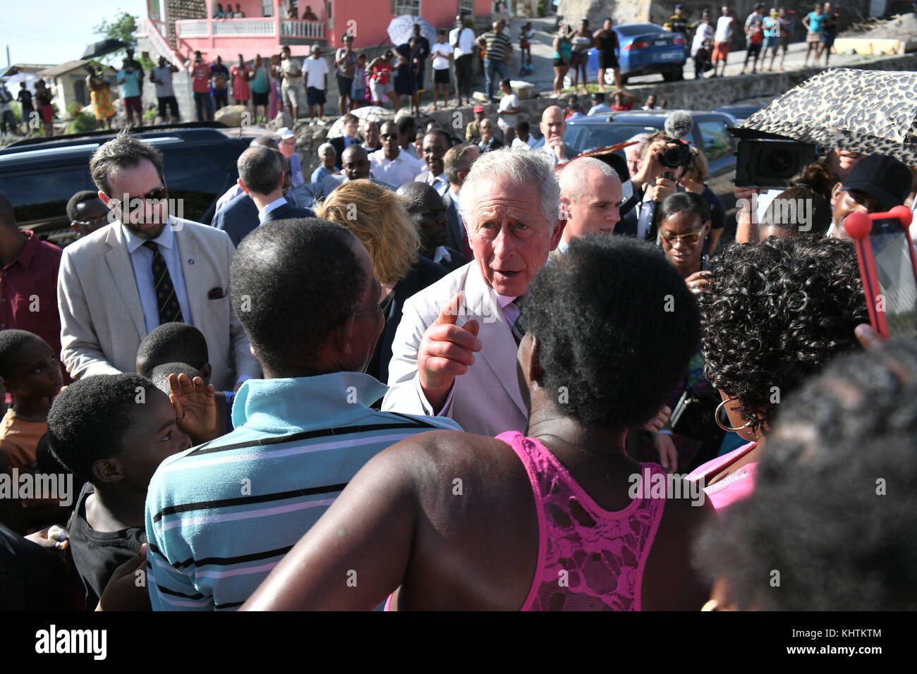 Der Prinz von Wales trifft sich mit Bewohnern des Dorfes Pointe Michel in der Dominikanischen Republik, während er seine Reise durch die von Hurrikanen heimgebeuteten karibischen Inseln fortsetzt. Stockfoto