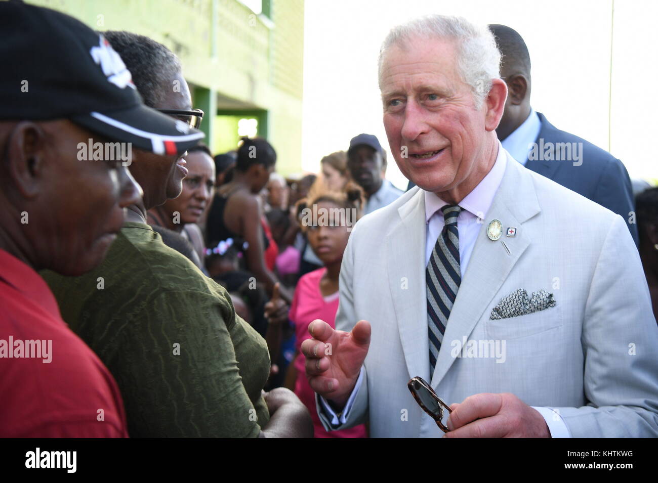 Der Prinz von Wales trifft Bewohner in Pointe Michel in der Dominikanischen Republik, während er seine Tour durch Hurrikan-verwüstete karibische Inseln fortsetzt. Stockfoto