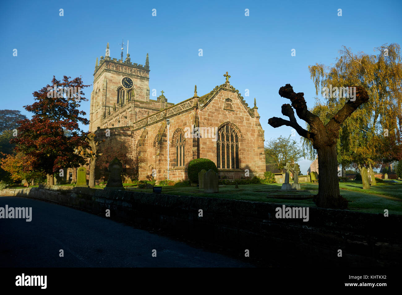 Herbst in Cheshire, die Pfarrkirche der Heiligen Maria Acton in der Nähe von Nantwich eine schöne traditionelle Sandstein gotische Kirche mit Friedhof Stockfoto