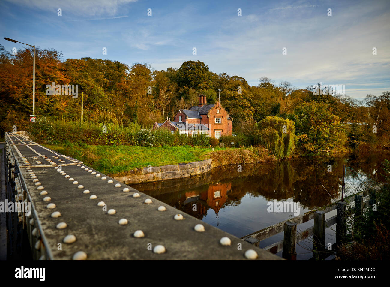Ein Herbst Landschaft mit einem großen Backsteinhaus an den Ufern des Flusses Weaver in Northwich, Cheshire. Stockfoto Ein Herbst Landschaft mit einem großen Backsteinhaus an den Ufern des Flusses Weaver in Northwich, Cheshire. Stockfoto