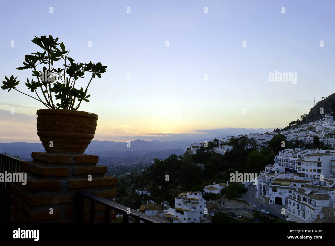 Sonnenuntergang in Mijas, Spanien, über der Costa del Sol, eines der berühmten weißen Dörfer (Pueblos Blancos). Stockfoto