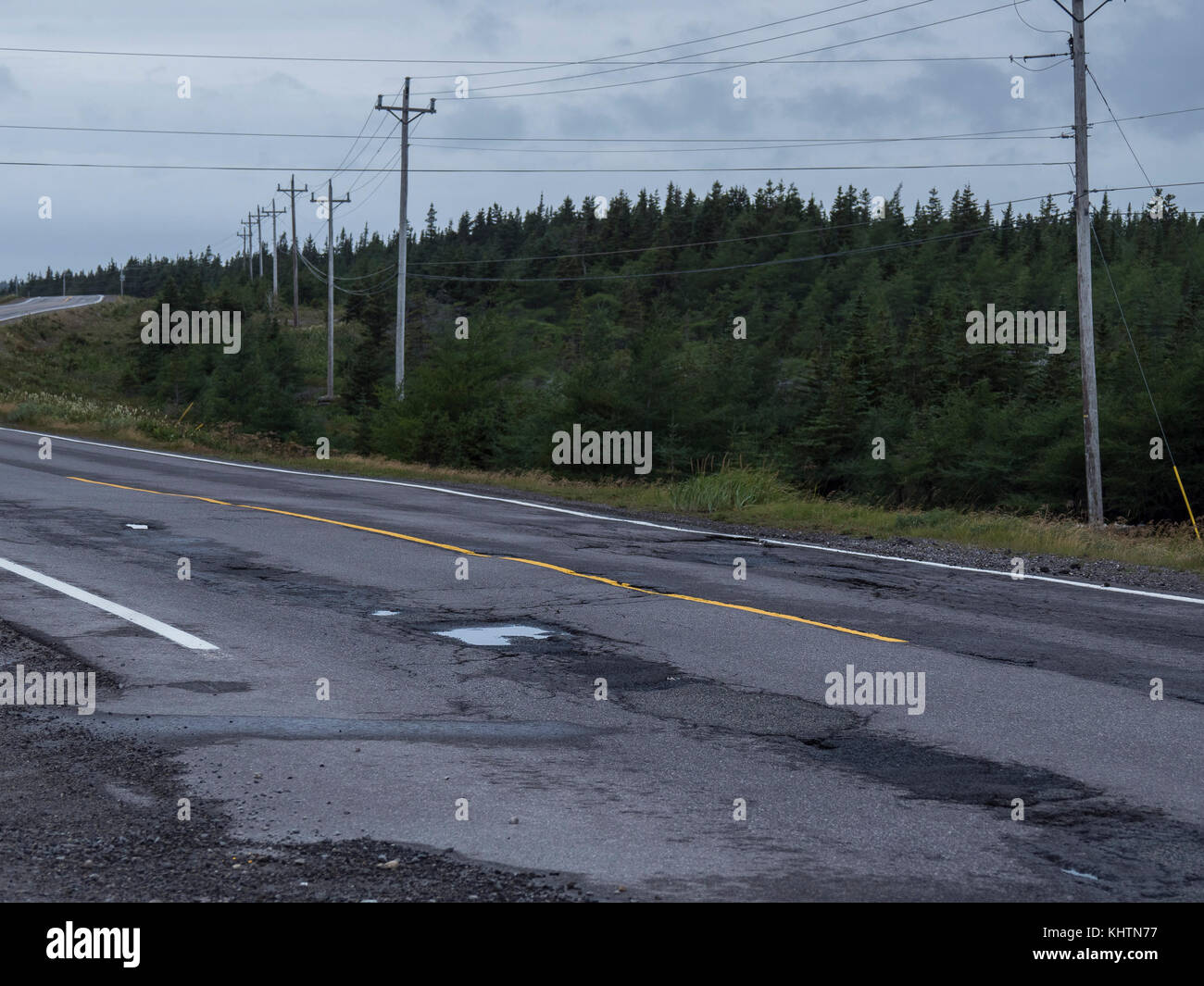 Schlaglöcher in der Fahrbahn, Highway 430, der Viking Trail, Neufundland, Kanada. Stockfoto