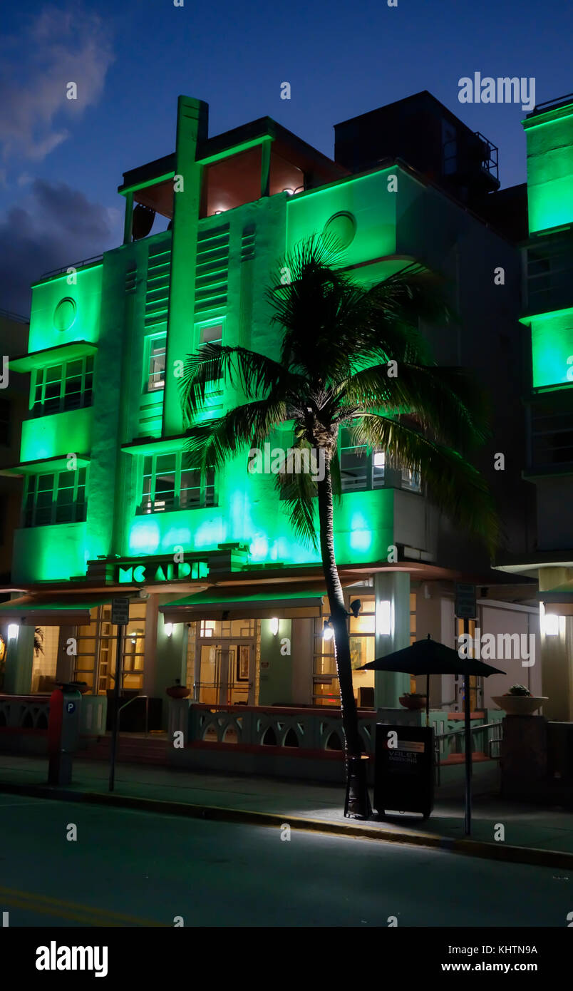 Die McAlpin Ocean Plaza Hotel bei Nacht mit Neonlicht am Ocean Drive
