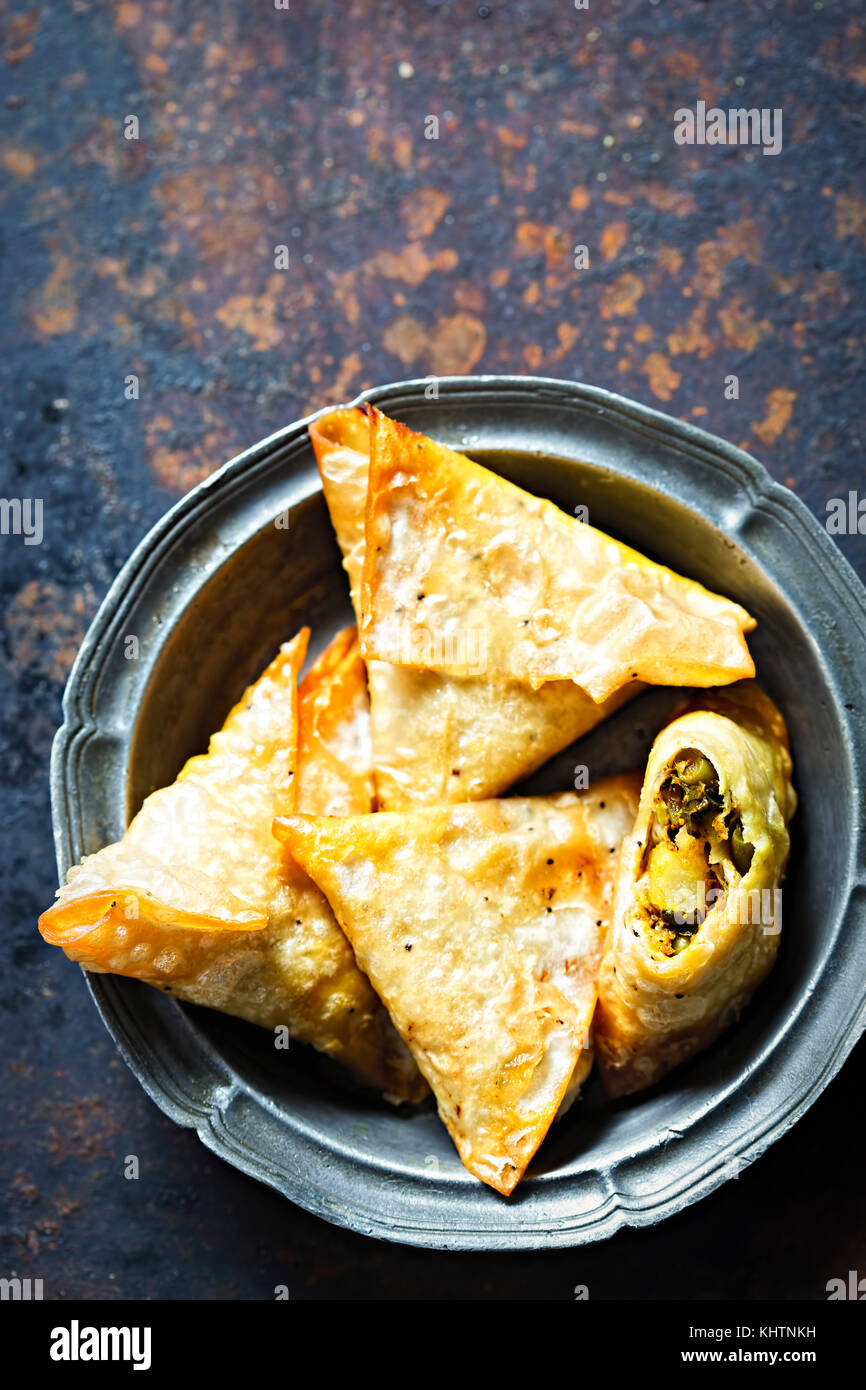 Pflanzliche Samosas mit Kichererbsen, Spinat und Kartoffeln Stockfoto