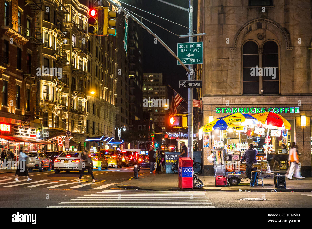 NEW YORK CITY - 28. SEPTEMBER 2017: Farbe night view street scene in Midtown Manhattan Kreuzung mit Menschen und Leuchten. Stockfoto