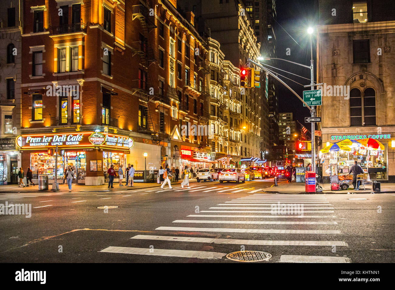 NEW YORK CITY - 28. SEPTEMBER 2017: Farbe night view street scene in Midtown Manhattan Kreuzung mit Menschen und Leuchten. Stockfoto