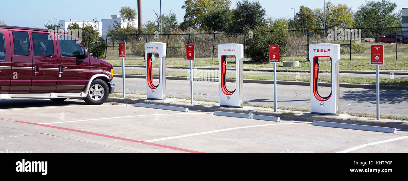 Corsicana, Texas - November 2017, Tesla Kompressor station mit Ausstrahlungen bereit für Tesla Autos tauchen überall in den Vereinigten Staaten. Stockfoto