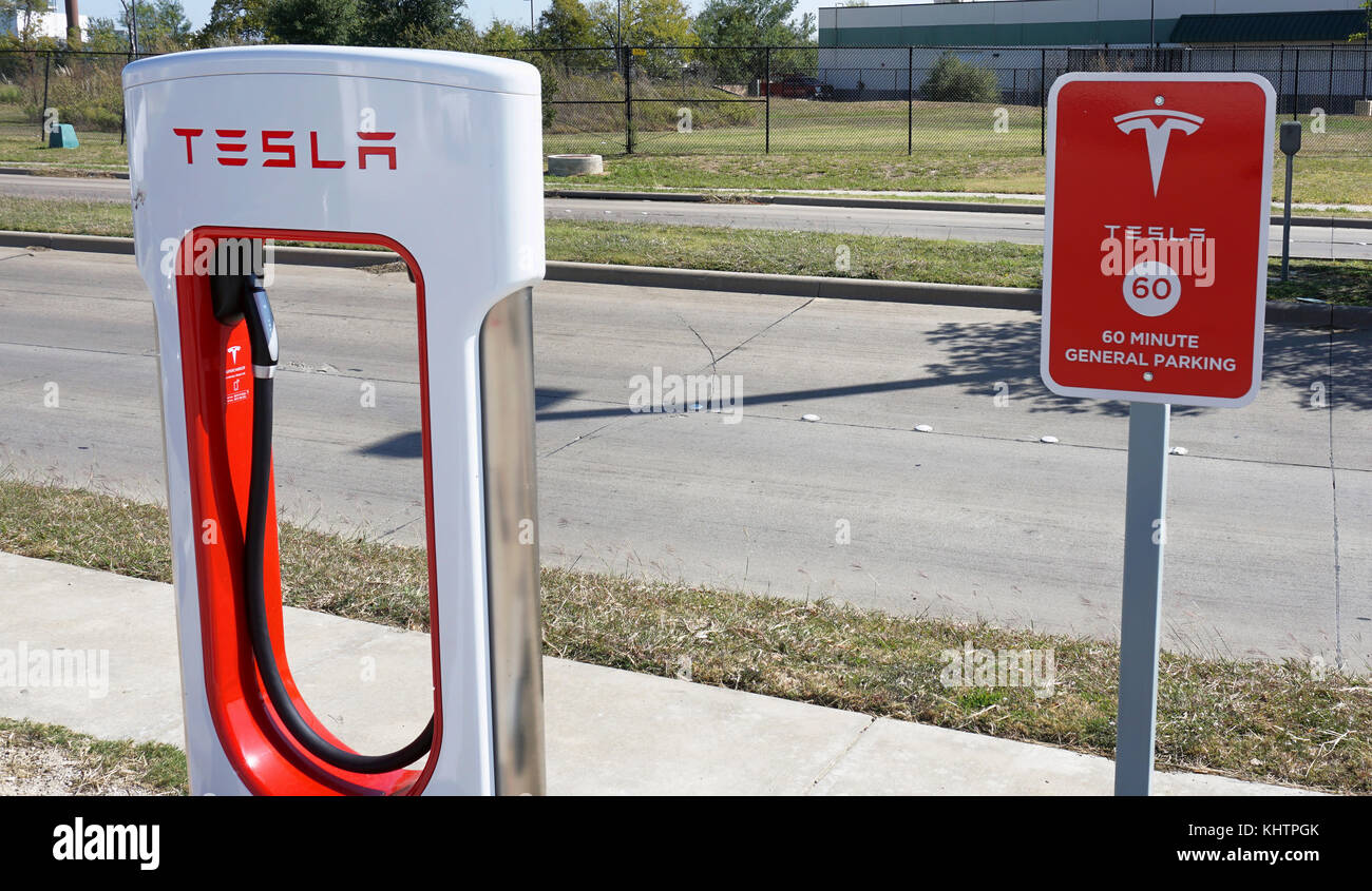 Corsicana, Texas - November 2017, Tesla Kompressor station mit Ausstrahlungen bereit für Tesla Autos tauchen überall in den Vereinigten Staaten. Stockfoto