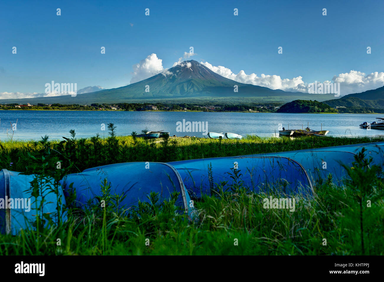 Blick auf den Mount Fuji und die Boote im Sommer mit blauem Himmel und Wolken Stockfoto