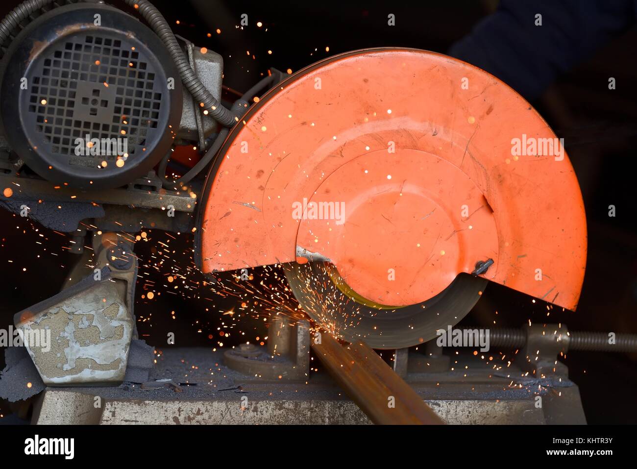Arbeiter Schneiden von Metall mit Schleifer. Funken beim Schleifen Bügeleisen Stockfoto