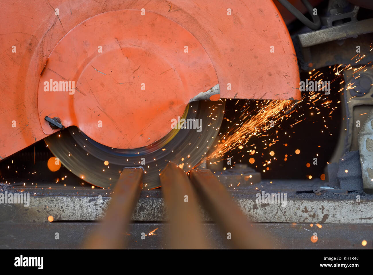 Arbeiter Schneiden von Metall mit Schleifer. Funken beim Schleifen Bügeleisen Stockfoto