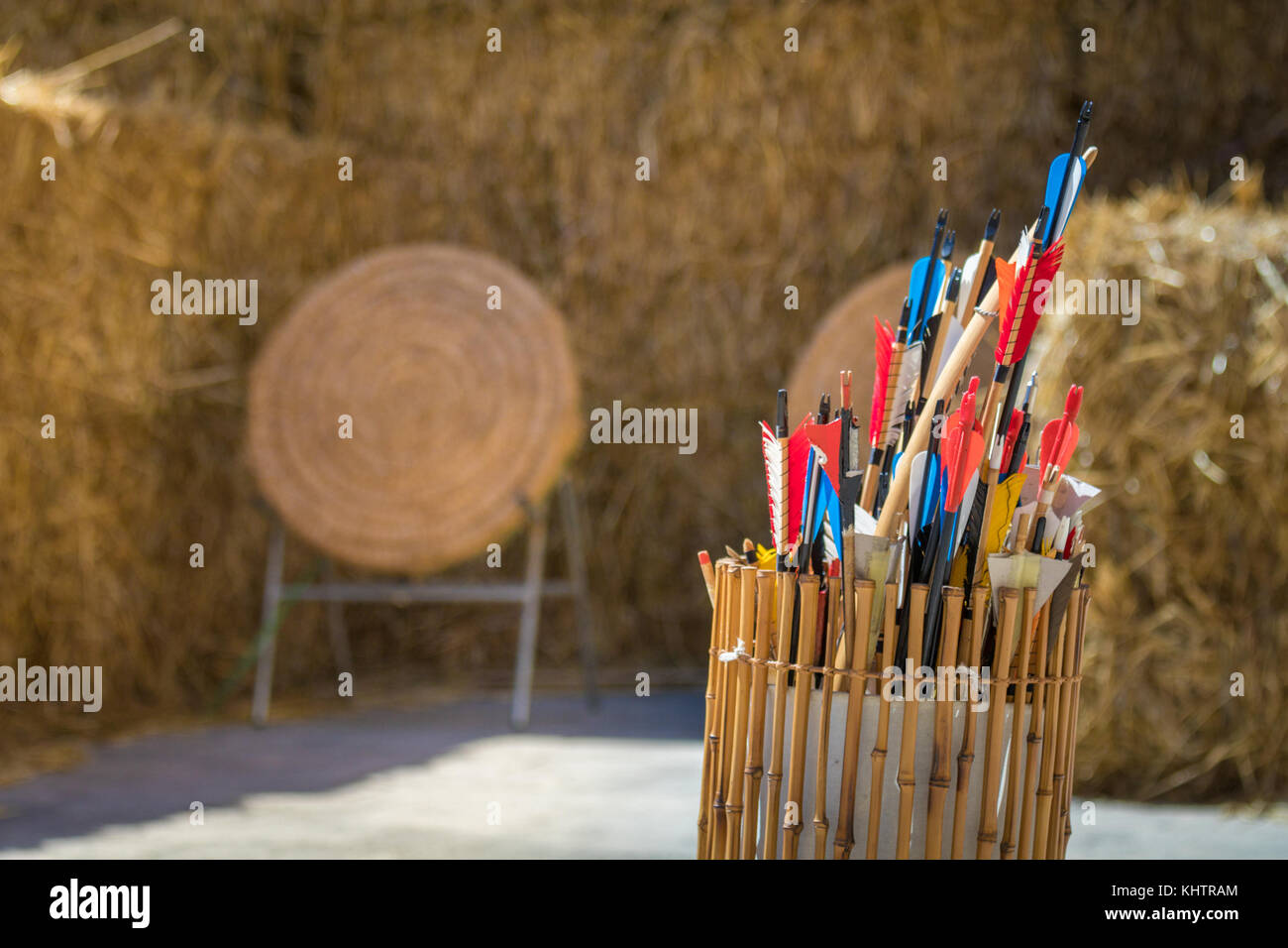 Köcher Pfeile vor Stroh Ziele Stockfoto