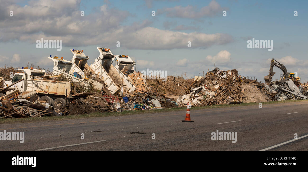 Rockport, Texas - Nutzfahrzeuge dump Rückstände aus der Hurrikan harvey Zerstörung in den Mittelstreifen der State Highway 35. Stockfoto