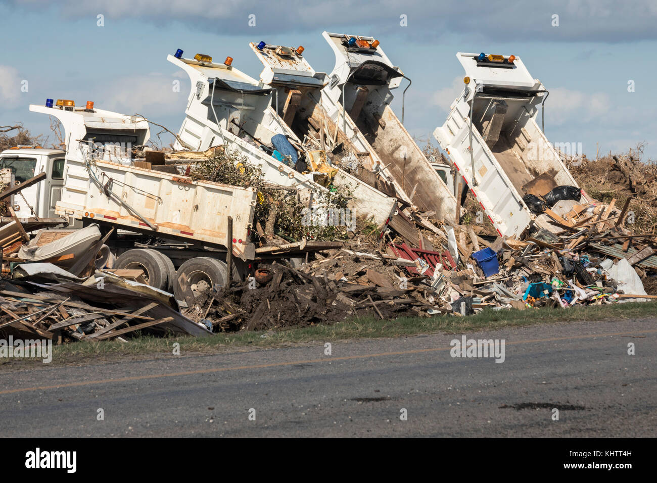 Rockport, Texas - Nutzfahrzeuge dump Rückstände aus der Hurrikan harvey Zerstörung in den Mittelstreifen der State Highway 35. Stockfoto