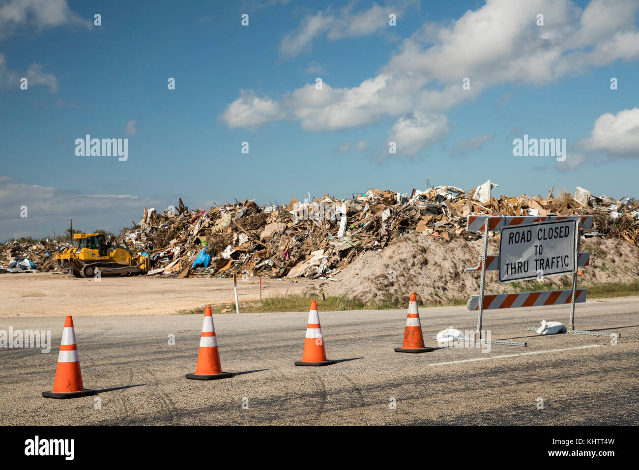 Rockport, Texas - Rückstände aus der Hurrikan harvey Zerstörung gedumpten im Mittelstreifen der State Highway 35. Stockfoto